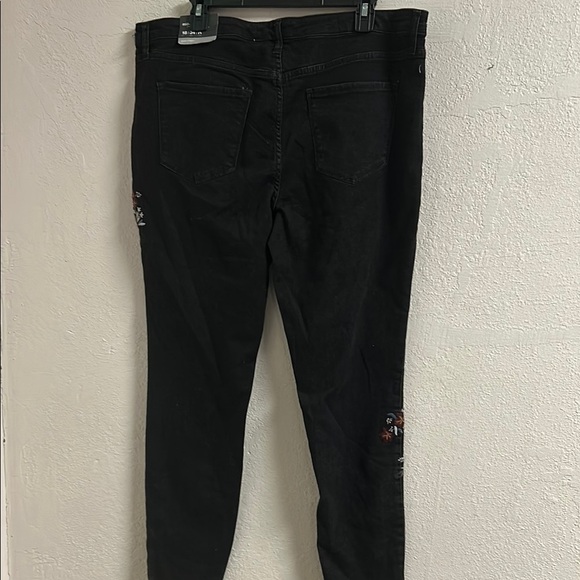 Black Ankle Cropped Jeans with Floral Embroidery - Picture 7 of 8